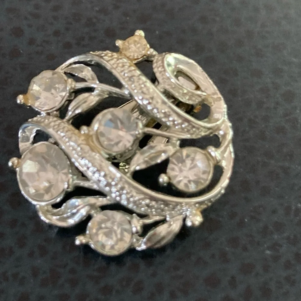 Vintage Lisner Rhinestone Earrings Silver Tone 1” Clip on earrings